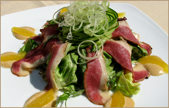 Салат с копченой утиной грудкой Салат с копченой утиной грудкой