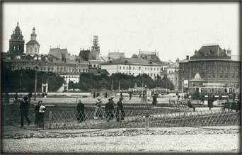 Круглая глухая (не проходная) безымянная белая башня Китайгородской стены Круглая башня