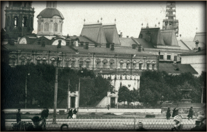 Круглая глухая (не проходная) безымянная белая башня Китайгородской стены. Сегодня там располагается ресторан русской кухни Старая Башня Круглая башня