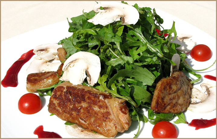 Салат с утиной печенью фуа-гра Салат с утиной печенью фуа-гра